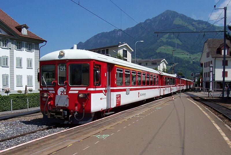 Triebzug mit Triebwagen BDeh4/4 7 und 5 Personenwagen von Engelberg kommend fhrt am 01.07.2006 im Bahnhof Stans ein. Der Triebwagen ist in der Mitte eingereiht, vorn zwei, hinten drei Wagen, der Zug fhrt also mit zwei Steuerwagen.