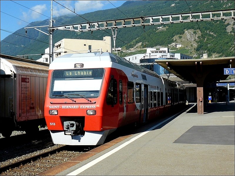 Triebzug RABe 527 513 wird im Bahnhof von Martigny bereitgestellt, um die ersten Fahrgste in Richtung Le Chable hinauf zu fahren. 03.08.08.(Hans) 