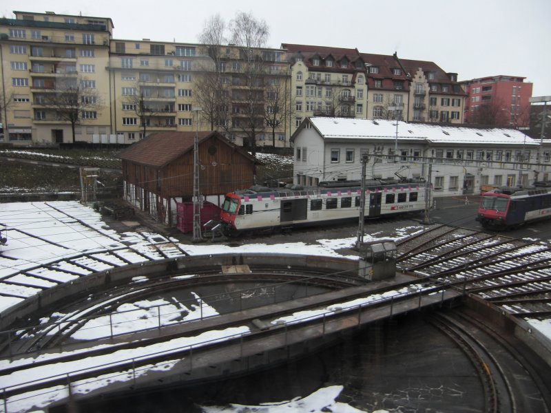 Triebzug RBDe 561 174, ein ehemaliger  Seehas  der Thurbo, steht am 23.02.2009 vor der Drehscheibe im Depot Luzern. (Bild aus der Brnigbahn)