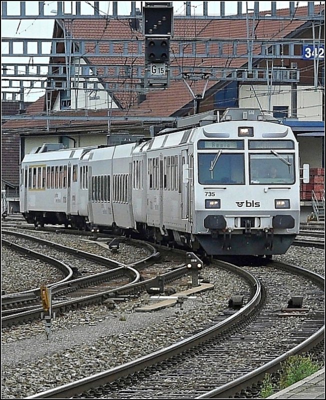 Triebzug RBDe 565 735  White Bull  fotografiert am 29.07.08 bei der Einfahrt in den Bahnhof von Spiez. (Jeanny)