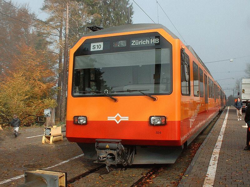 Triebzug der S 10 Zrich Hbf - Uetliberg der Uetlibergbahn am 19.10.2002 auf dem Uetliberg.