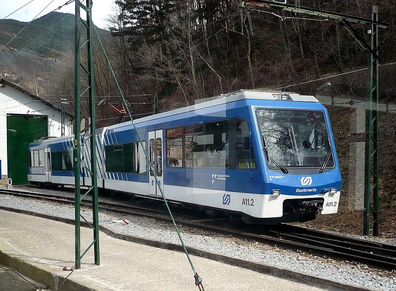 Triebzug Stadler GTW A11 Bastiments in 1000 mm elektrischer Zahnrad-Ausfhrung am 07.03.2008 vor dem Depot in Ribes-Vila (Stadtbahnhof).