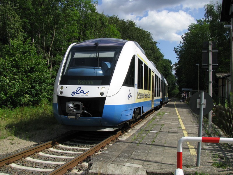 Triebzug vom Typ  LINT  der Ostseeland Verkehr (ola) im Bahnhof Gadebusch (NWM) zur Weiterfahrt nach Rehna 26.07.2009