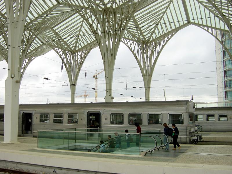 Triebzuge BR 2200 im Bahnhof Lissabon Oriente, Mai 2003 