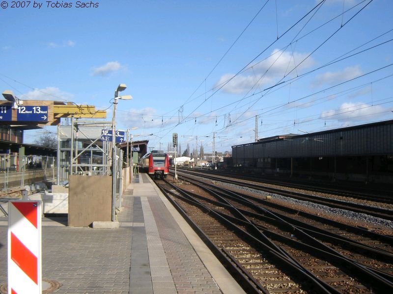 Trier Hbf zur Zeit in der Baustelle: dieser Bahnsteig wird erneuert. Aufgenommen am 21. Januar 2007.