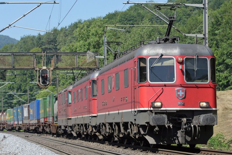 Trio in rot, gefhrt von der Re 6/6 11652 mit Gterzug unterwegs in Richtung Brugg/AG  (14.7.2007)