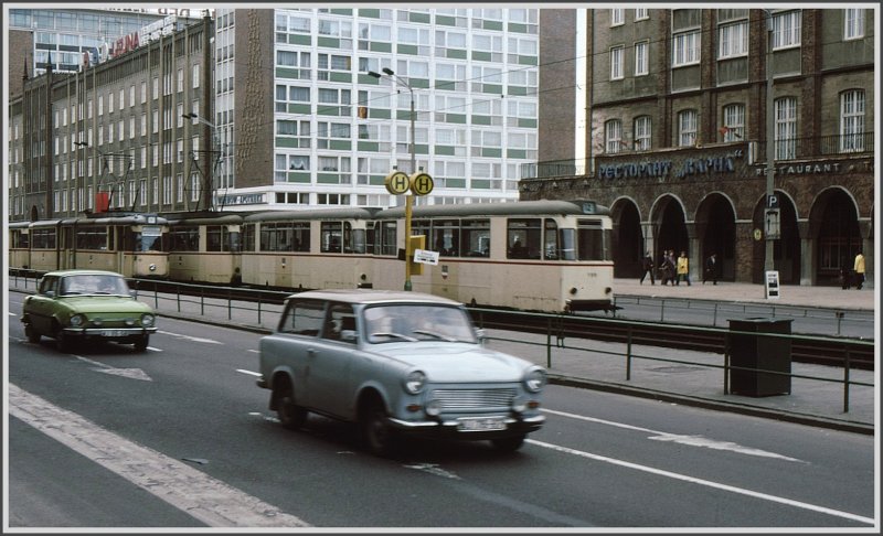 Trister und eher farbloser DDR Alltag auf der Lange Strasse in Rostock im Dezember 1980. Auch hier zwingt sich ein Vergleich auf mit Bildern von Martin Phlmann z.B. 129604 vom 20.08.2007.
(Archiv 12/80)