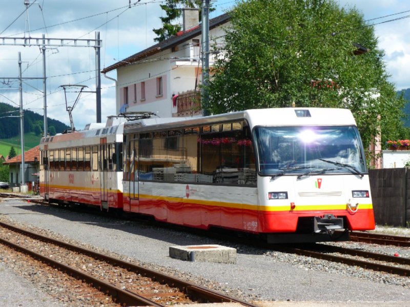 TRN 1000 mm - Salonsteuerwagen Ast 21 mit Triebwagen BDe 4/4 7 in Les Ponts de Martel bei der ausfahrt nach La Chaux de Fonds am 09.08.2008