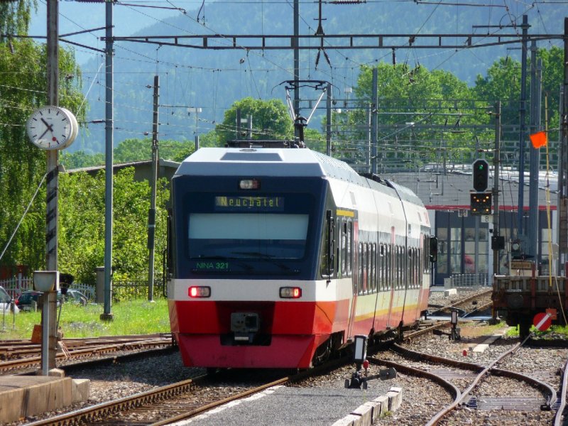 trn - NINA Triebwagen RABe 527 321 bei der ausfahrt aus dem  Bahnhof von Freurier nach Neuchtel am 09.08.2008