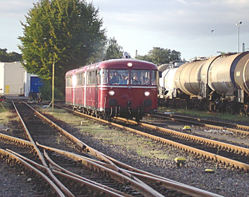 Tr��t - der Schluff f�hrt wieder. Niag reaktiviert l�ngst bahntechnisch stillgelegte Strecke von Moers nach Neukirchen- Vluyn. Am 04.09.07 war es soweit,der VT 798/998 f�hrt in den Niagpersonenbahnhof in Moers ein.  