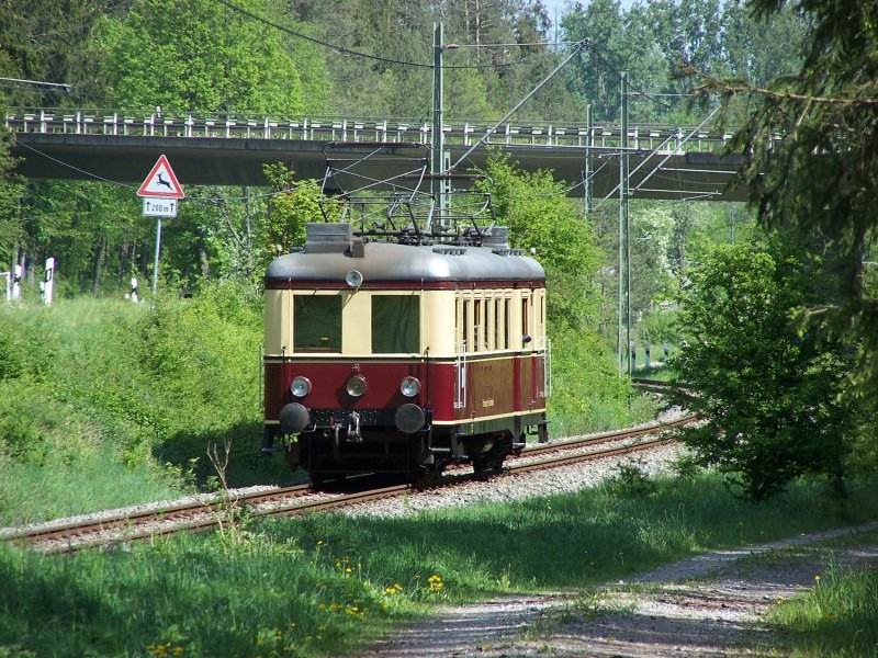 Trossinger Eisenbahn.
Triebwagen T3 zwischen Trossingen Stadt und DB Bahnhof.
Der Triebwagen ist Bj.1938 in Esslingen