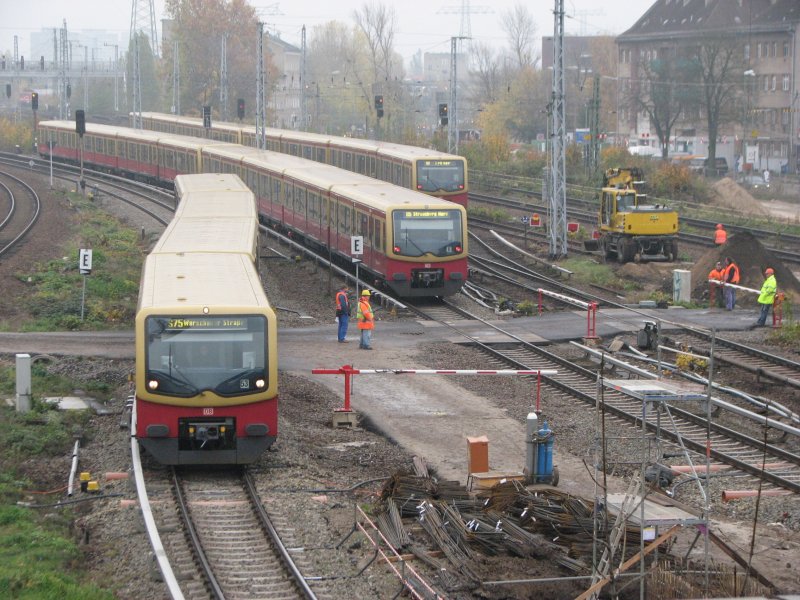 Trotz Baustelle ,der Verkehr am Bhf.Ostkreuz rollt weiter. November 2008