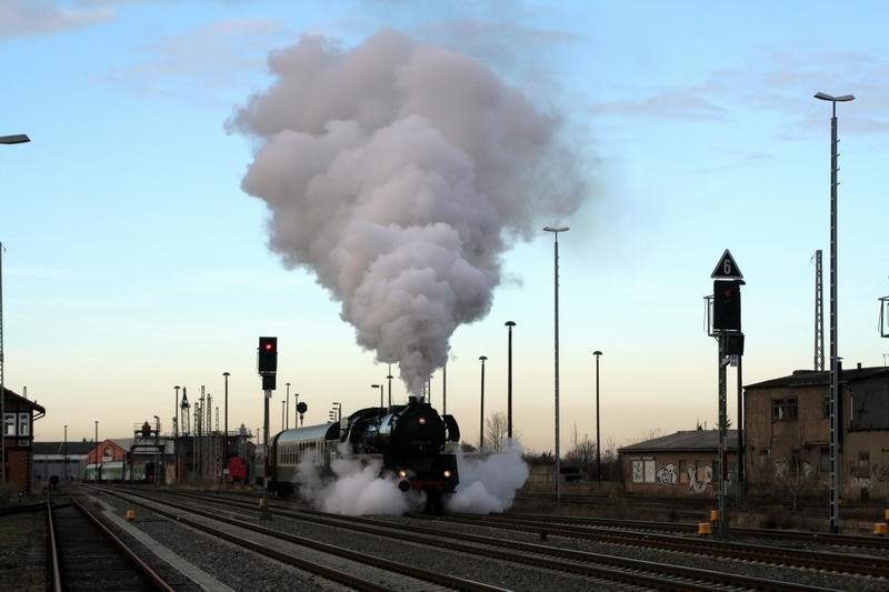 trotz blauem Himmel... nix Sonne, obwohl vom Wetterbericht versprochen! Doch die 41 entschdigt mit einer schnen Dampfwolke beim Ausrcken aus dem Bw (hist) in Arnstadt. (09.02.08)