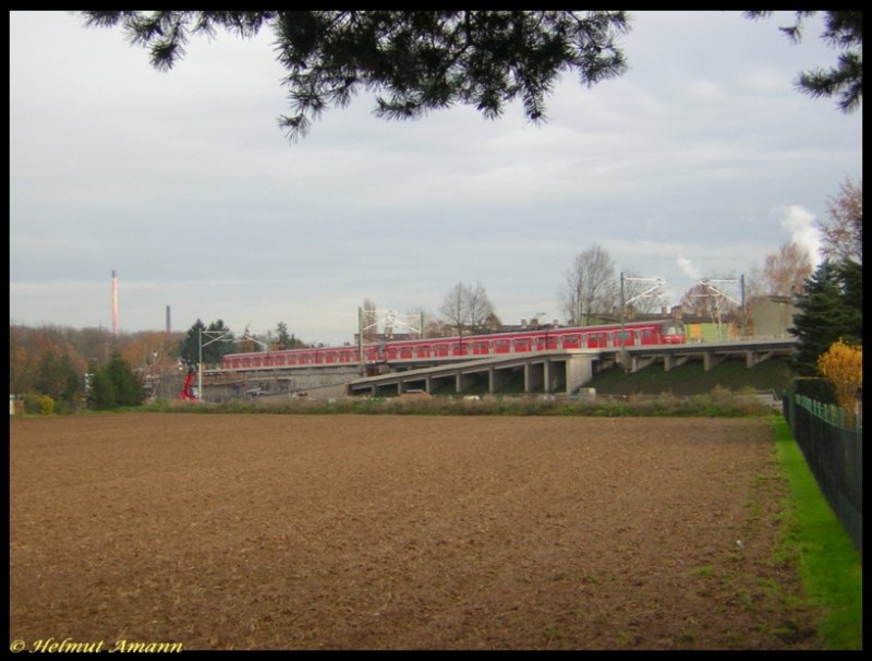 Trotz des deutlich erkennbaren Baufortschritts wird die neue S-Bahn-Station Zeilsheim nicht wie geplant zum Fahrplanwechsel am 10.12.2006 fertiggestellt sein, das verlautete eine Pressemeldung des Rhein-Main-Verkehrsverbundes (RMV). Ein Vollzug der S2 nach Dietzenbach mit 420 318 und 420 801 fuhr am 25.11.2006 durch die Baustelle der neuen Station. 