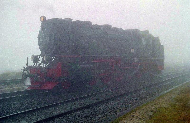 Trotz des schlechten Wetter und Aufnahme-Situation Nebel, mchte ich dieses Bild der 99 7243-1 einstellen, um zu zeigen, das auch nicht Gut-Wetter-Fotos ihren Reiz haben. Im Brocken-Bhf setzt der Harzer Bulle um und anschlieend den Zug wieder Talwrts zu befrdern.

Nur wenige Tage/Wochen im Jahr zeigt der Brocken sich von seiner Guten Schnwetterseite.