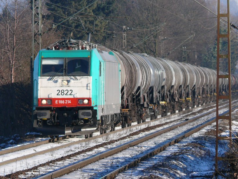 Trotz der frostbedingten Ausflle vieler neuer Loks war 2822 an diesem 10/01/2008 im Einsatz. Hier zieht sie einen Kesselwagenzug die Steigung von Aachen-West kommend hoch in Richtung Belgien.