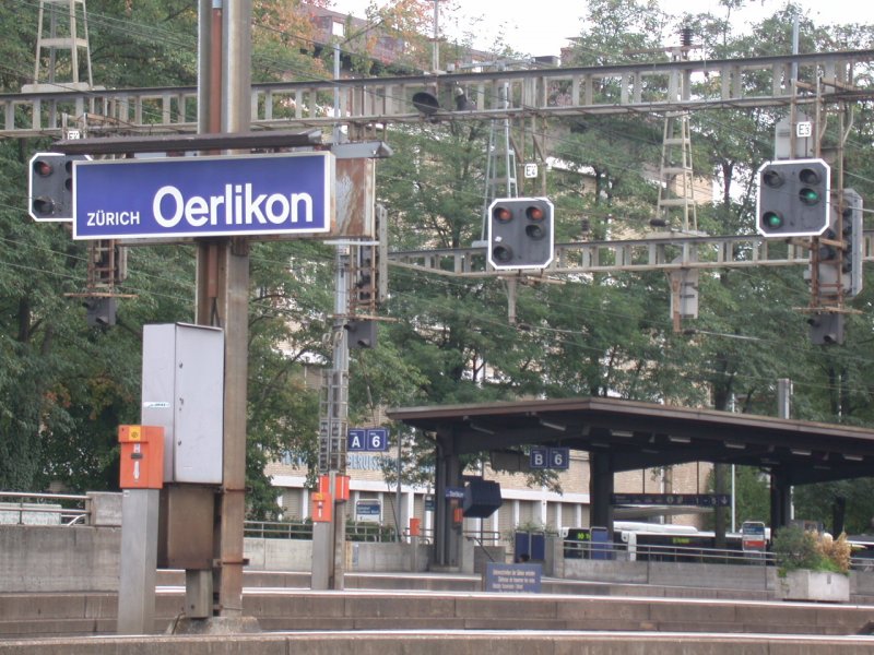 Trotz der grossstdtischen Atmosphre haben einige Bume entlang der Geleise in Zrich Oerlikon berlebt. (03.10.2006)