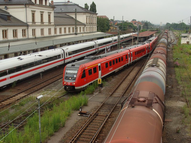 Trotz ICE-Taufe ging der Betrieb im Altenburger Bahnhof weitestgehend normal weiter. Links der ICE 2, in der Mitte RE 3632 nach Erfurt und rechts ein G�terzug in Richtung Leipzig. Fotografiert am 27.06.2009