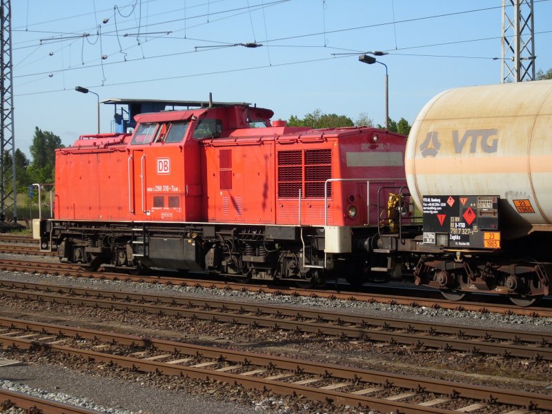 Trotz Krise im Gterverkehr hatte 298 318 am 05.Juni 2009 das Glck fr eine Gterzugleistung.Hier wartete der Zug in Stralsund.