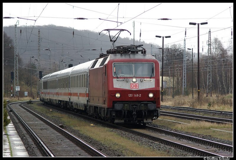 Trotz Regen habe ich mich aus dem Warteh�uschen in Lietzow getraut und konnte so die 120 148 mit einem InterCity aus Binz in Richtung Stralsund ablichten. 06.04.08