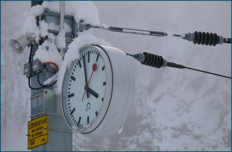 Trotz riesiger Schneemengen dreht die Bahnhofsuhr unbekmmert ihre Runden und zeigt unbestechlich jede noch so kleine Versptung an. (20.01.2009)