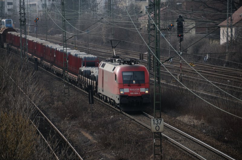 Trotz Samstag verkehrten manche Zge im Blockabstand. 182 009-1, der Neunte der Railion Tauri, zieht einen Zug mit Stahlprodukten aus Regensburg Hbf. (14.03.09).