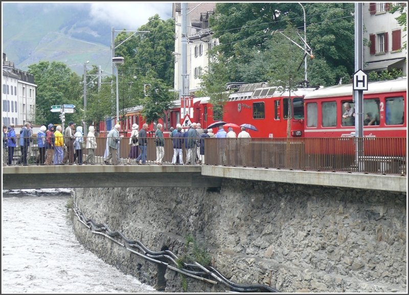 Trotz Sauwetter waren gestern etliche Touristen unterwegs vom Carparkplatz in die Innenstadt und mussten bei Chur Stadt warten, bis die Arosabahn den Weg freigab. (13.10.2008)