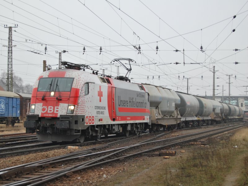 Trotz der vielen schnen EM-Werbeloks
freue ich mich immer wieder wenn ich 
auch ab und zu einen Klassiker sehe.
So wie am 29.12.2007.Da ist die 1116 264 ist
mit einem Gterzug in Wels durchgefahren.