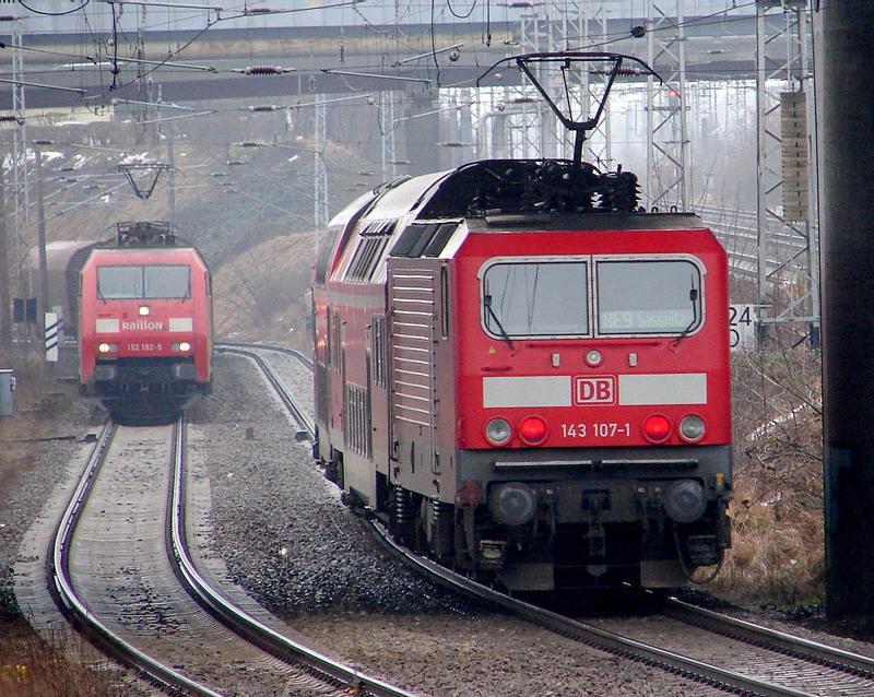 Trotz Vogelpest-Hysterie !!! 
Der Bahnverkehr von und auf die Insel Rgen luft noch nach Plan. 143 107-1 vor dem RE33209 auf dem Weg nach Sassnitz.  (Stralsund am 18.02.06)
