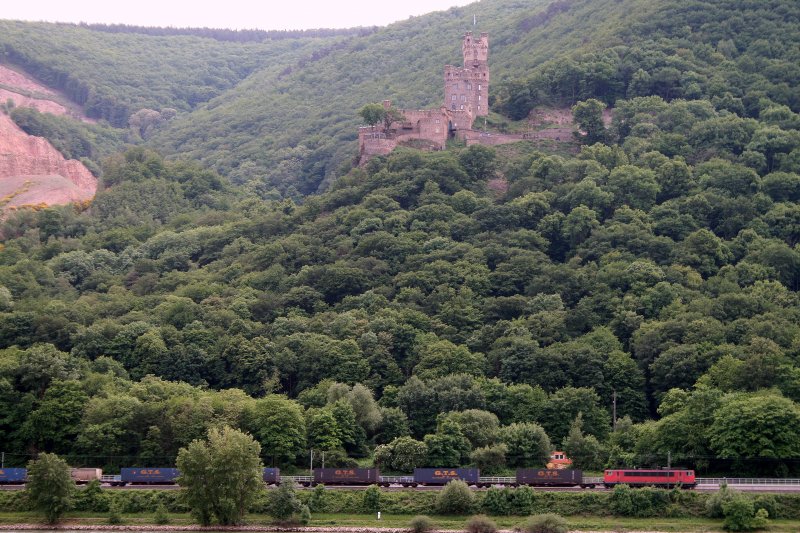 Trbes Wetter prgten den 21.05.08 als eine unbekannte 155 einen Containerzug auf der linken Rheinstrecke rheinabwrts zieht.