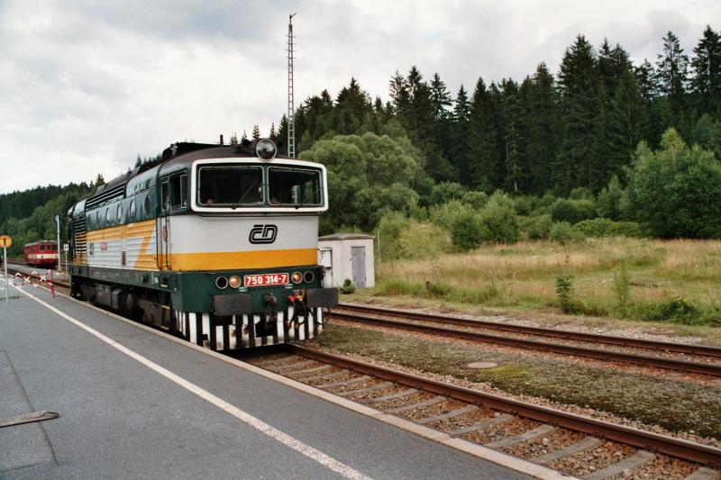 Tschechische Diesellok der BR 750, die sog.  Taucherbrille . Das Bild wurde am 06.08.2005 in Bayrisch Eisenstein aufgenommen.