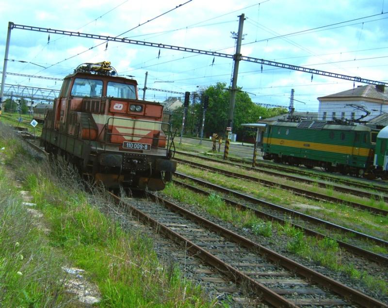 Tschechische Rangier-E-Lok 110 009 neben einer Kndelpresse der BR 163 in Chomutov, am 20.05.06