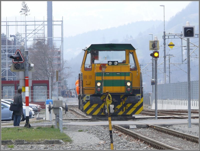 Tschechische Rangierlok T239-S01 der Ems Chemie in Ems Werk. Fr die Zustellung von RhB Wagen ber ein neu mit dritter Schiene ausgerstetes Anschlussgleis zur TEGRA wurde die Lok mit einem Mittelpuffer ausgerstet, der allerdings auf dieser Seite anscheinend noch nie gebraucht wurde. Die TEGRA betreibt auf dem Gelnde der Ems Chemie ein Biomassekraftwerk. Der neue Block 3 im Hintergrund feiert soeben Aufrichte, was die Tanne auf dem Rohbau Symbolisiert. (01.04.2008)