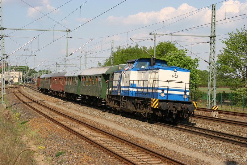Tsch Lneburger Sonderzug mit D & D 1402. In Hagenow Land ist die Lok an das andere Ende des Zuges gefahren und fhrt jetzt Richtung Hamburg zurck. Im Hintergrund ist noch das Empfangsgebude zu sehen. 06.05.2007