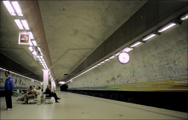 Tunelbane Stockholm: Station  Rissne  (1985). Die Wandgestaltung zeigt geschichtliche Daten, sowie Karten auf der anderen Bahnsteigseite. Stockholms U-Bahn kann als die grte Gemldegalerie der Welt bezeichnet werden.
Scan vom Dia, 1990 (Matthias)
