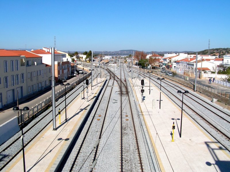 TUNES (Distrikt Faro), 31.01.2005, Blick von der Fußgängerbrücke: geradeaus die Linha do Sul nach Lisboa, links ab die Linha do Algarve nach Faro