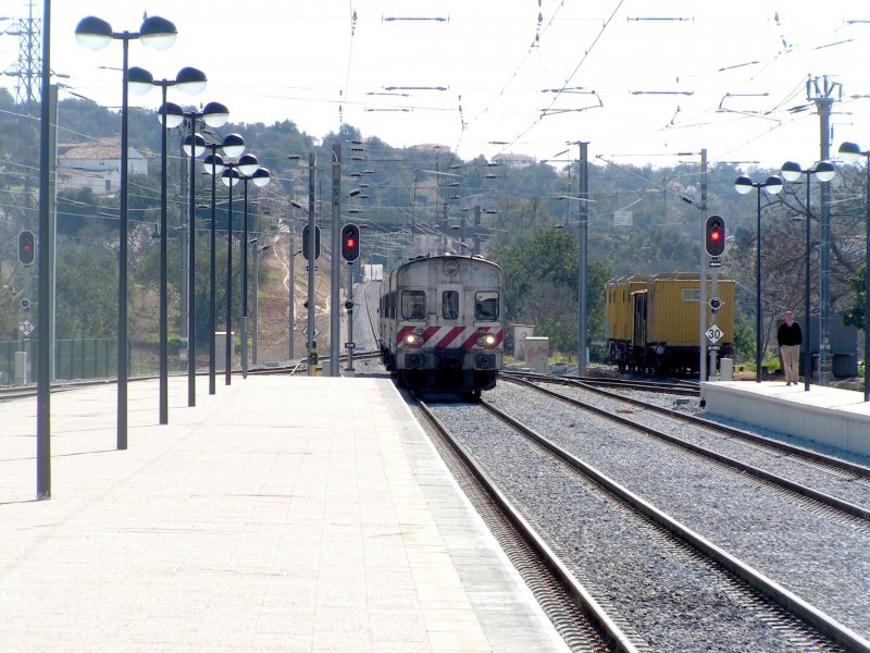 TUNES (Distrikt Faro), 31.01.2005, ein Triebzug BR 0600 von Faro nach Lagos bei der Einfahrt in den Bahnhof Tunes
