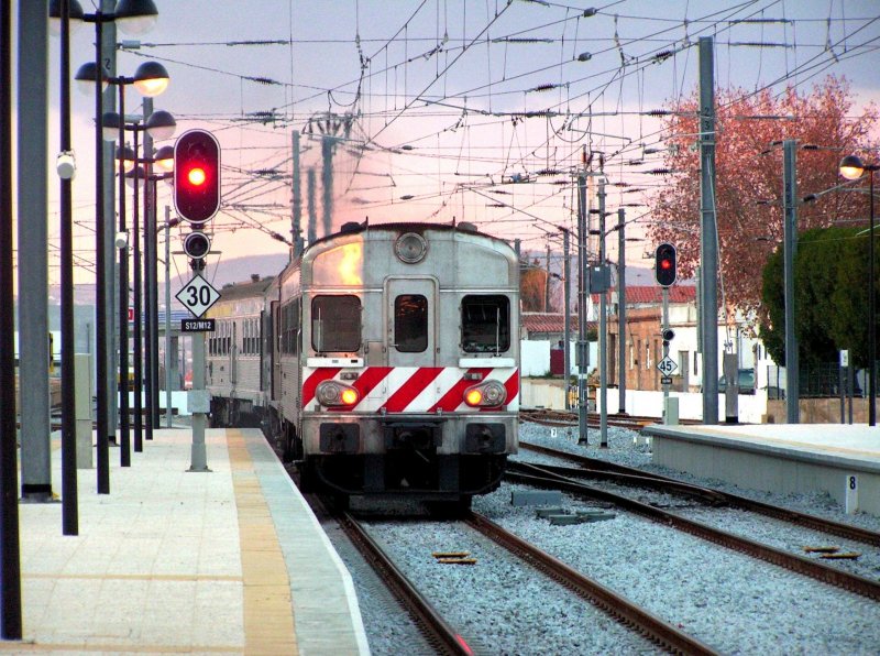 TUNES (Distrikt Faro/Concelho Silves), 30.01.2005, ein Triebzug BR 0600 von Lagos nach Faro bei der Einfahrt in den Bahnhof Tunes