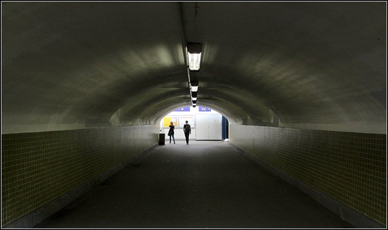 Tunnelatmosphäre - 

.. in der Fußgängerunterführung des Bahnhofes von Plochingen. 

12.04.2009 (M)