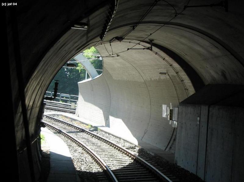 Tunnelausfahrt -

... der Linie U8 im Bereich der neuen Weinsteige. Die Tunnelstrecke Abzweig Altenbergstaffel - Ruhbank mit der Verbindungskurve in Richtung Degerloch wurde am 23.5.1998 in Betrieb genommen. Die Linie U8, die die abgebildete  Verbindundskurve befährt, verkehrt nur während der Hauptverkehrszeit zwischen Vaihingen und Nellingen. 

15.6.2004 (J)