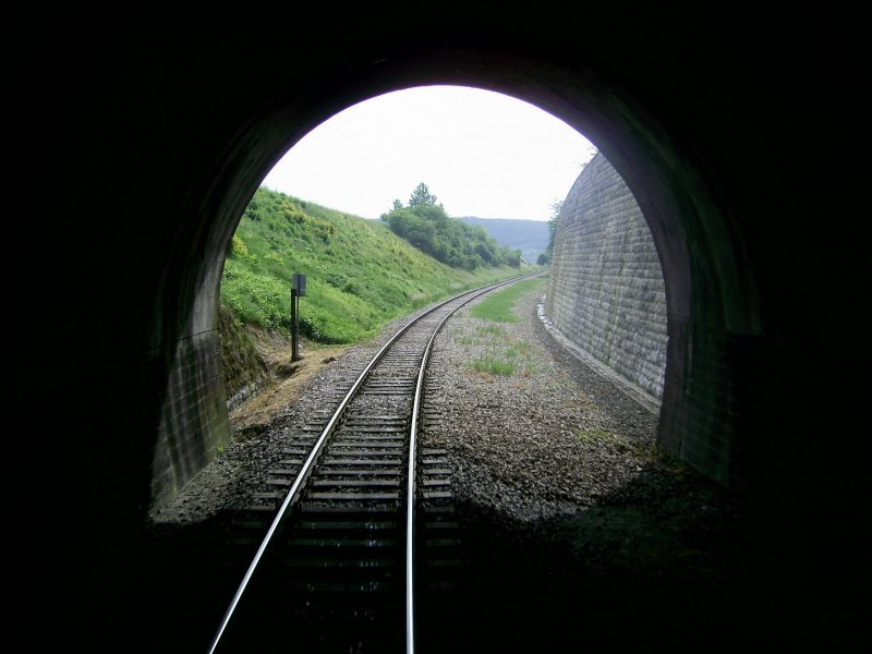 Tunneleinfahrt, Sauschwnzlebahn, wo man auf der Plattform am letzten Wagen stehen kann ...