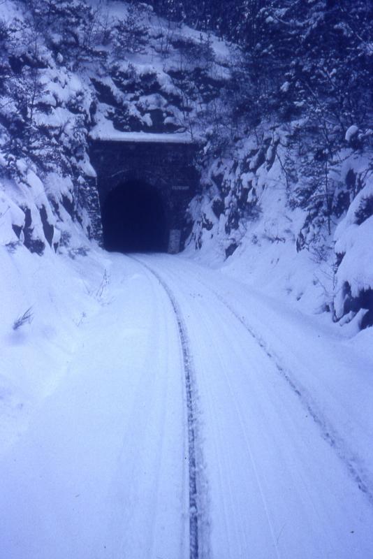 Tunnelportal auf der Hunsrckstrecke Boppard - Emmelshausen im winter 1968/69