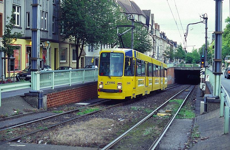 Tunnelrampe R�ttenscheider Stra�e, ET 1151 (M8C), wegen der Hochbahnsteige auf der Tunnelgemeinschaftsstrecke sind Wagen mit Klapptrittstufen notwendig, auf der Fahrt nach Bredeney
