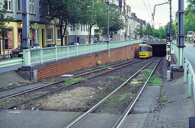 Tunnelrampe Rüttenscheider Straße.
Am Hauptsignal beginnt die blockgesicherte Tunnelstrecke.