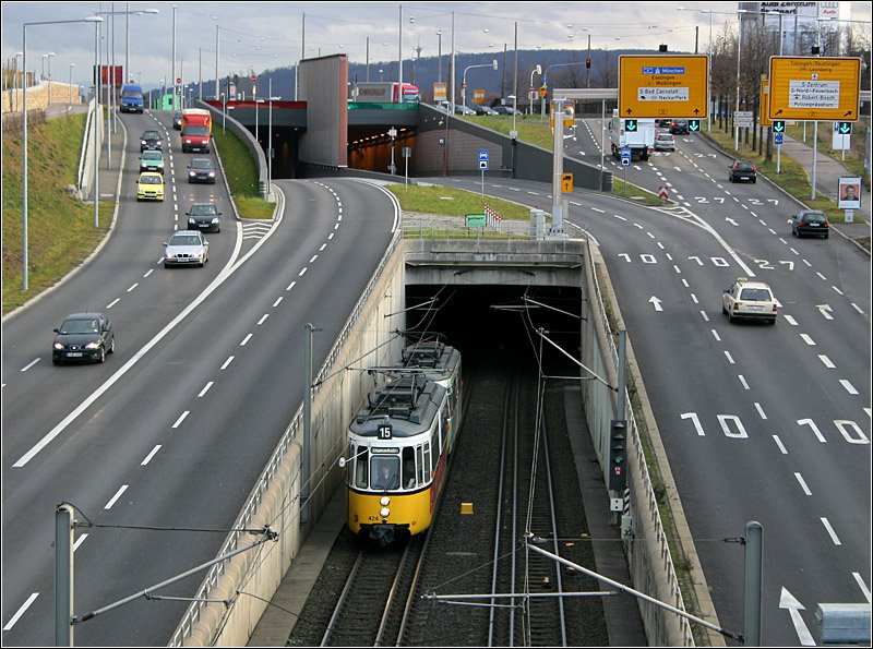 Tunnels am Pragsattel -

Den Stadtbahntunnel am Pragsattel gibt es seit 1990. Der Straßentunnel wurde 2006 fertig. Hier die nördlichen Einfahrten in die Tunnelröhren. 

04.01.2007 (M)