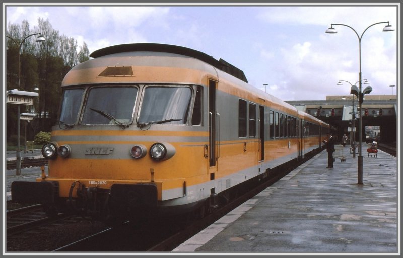 Turbotrain der SNCF in Calais-Ville,aufgenommen auf der Fahrt von London nach Paris, damals noch oben durch mit der Fhre. (Archiv 04/80) 