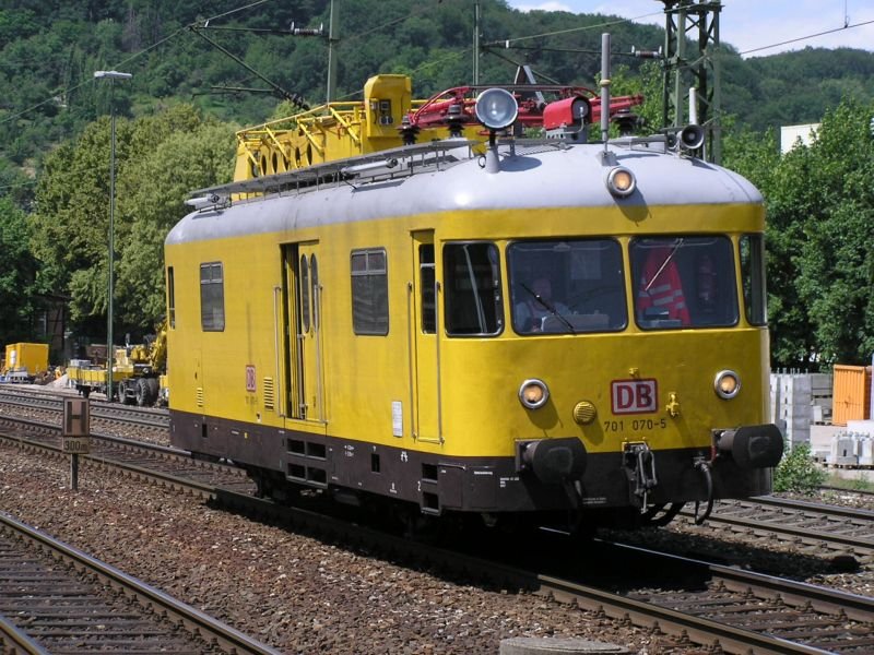 Turmtriebwagen 701 070-5 von Stuttgart auf den Weg Richtung Ulm (KBS 750) durchf�hrt Plochingen (28.04.2004) 