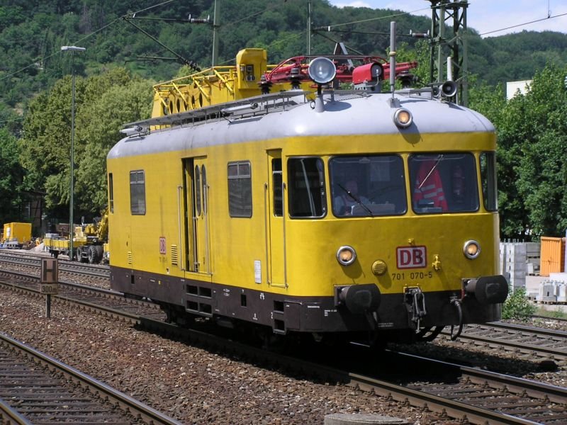 Turmtriebwagen 701 070-5 von Stuttgart auf den Weg Richtung Ulm (KBS 750) durchfhrt Plochingen (28.04.2004) 