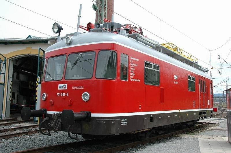 Turmtriebwagen 701.065 vor der Drehscheibe der 'Lokwelt' in Freilassing am 15.6.2008