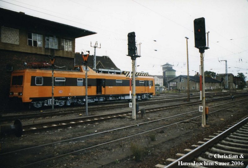 Turmtriebwagen 708 308-2 im September 1999 in Angermnde vor dem Stellwerk.  
Im Vordergrund die Typischen Schleuderbetonmasten der Reichsbahnsignale.
